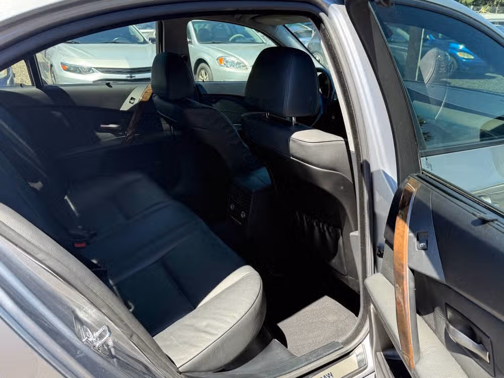 2005 BMW 5 Series 545i Image 12