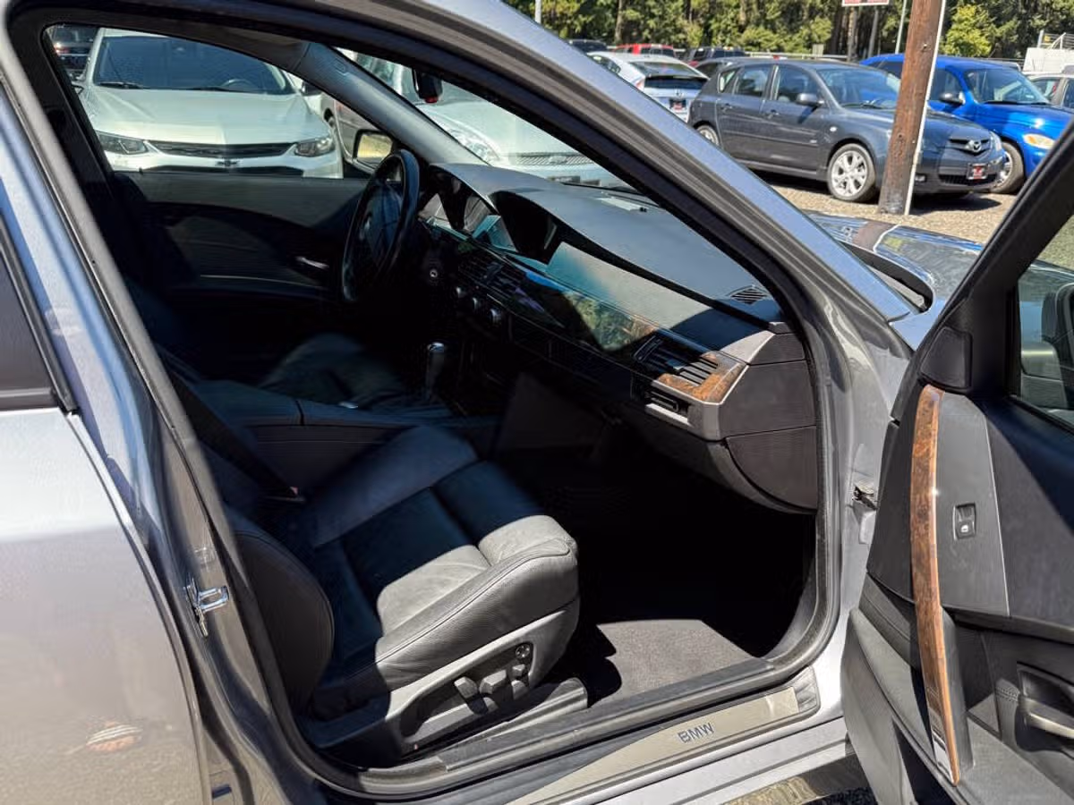 2005 BMW 5 Series 545i Image 13