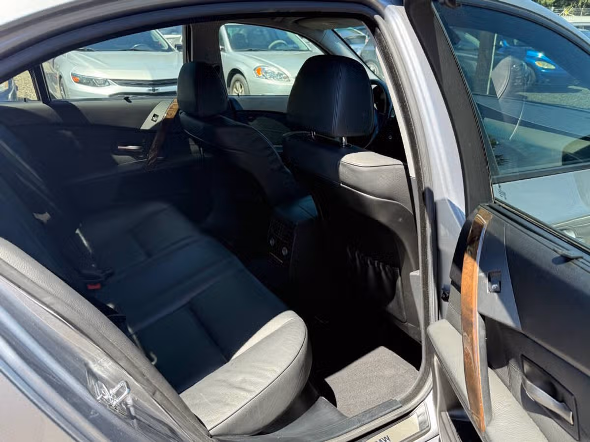 2005 BMW 5 Series 545i Image 12