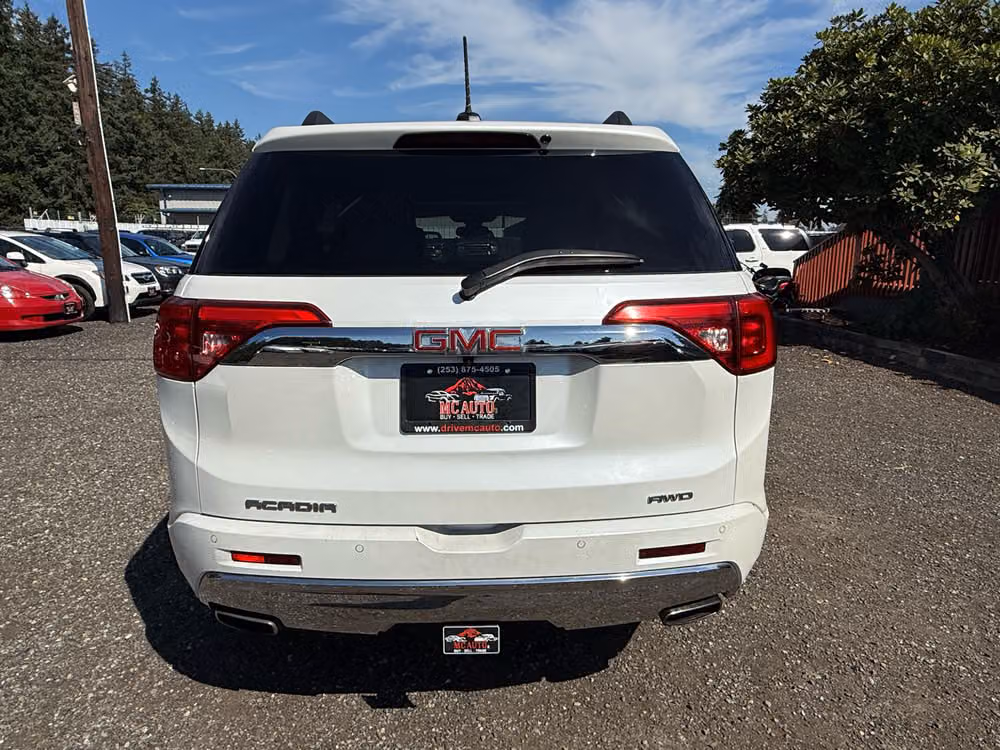 2017 GMC Acadia Denali Image 7