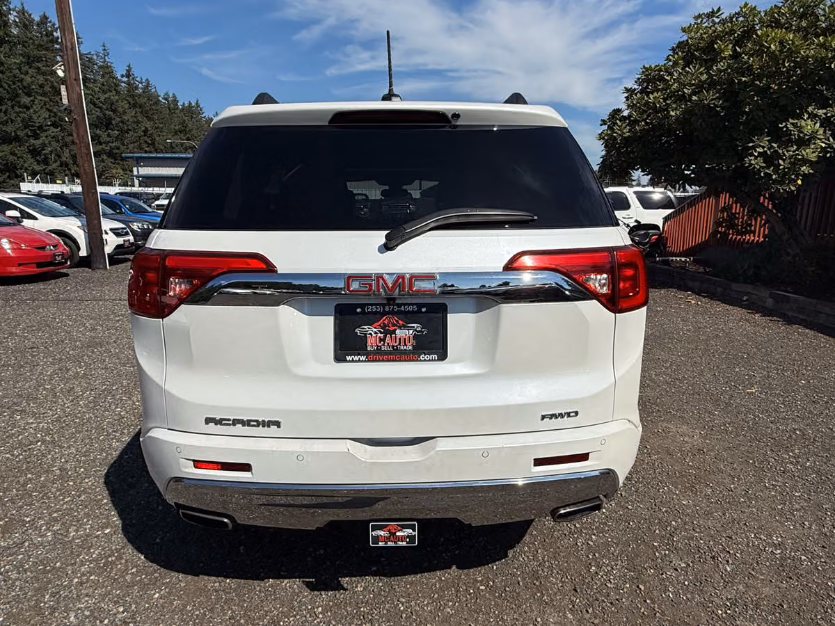2017 GMC Acadia Denali Image 7