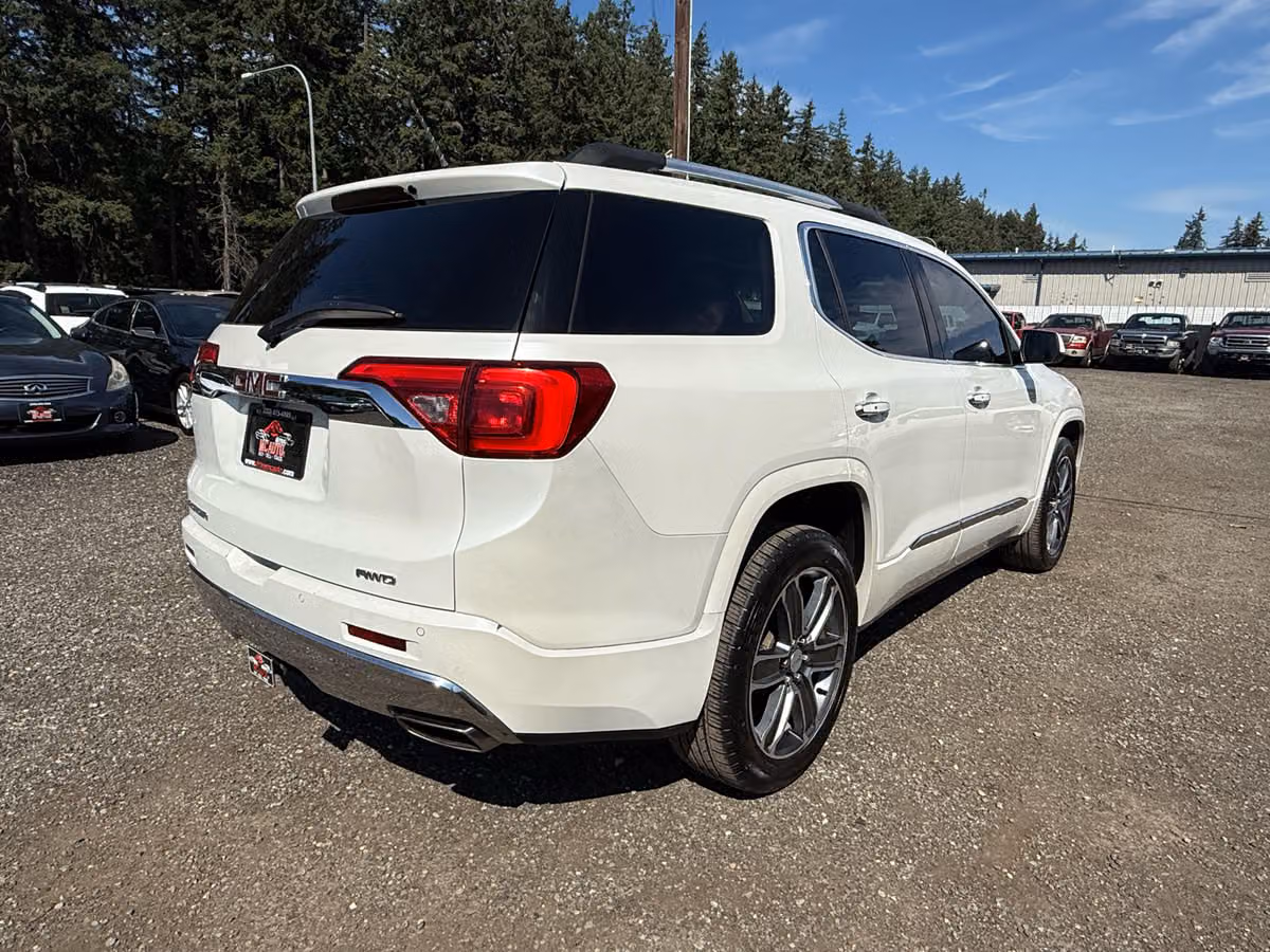 2017 GMC Acadia Denali Image 8