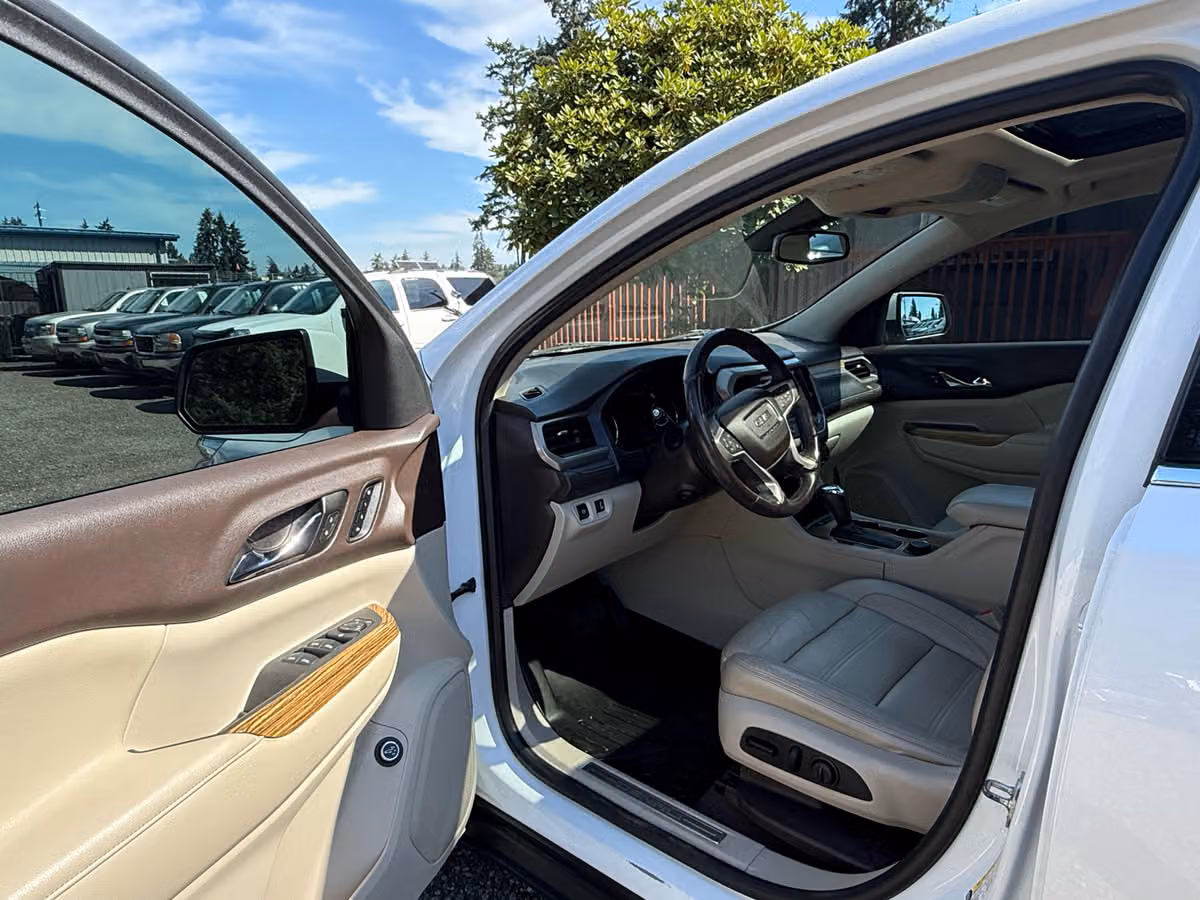 2017 GMC Acadia Denali Image 9