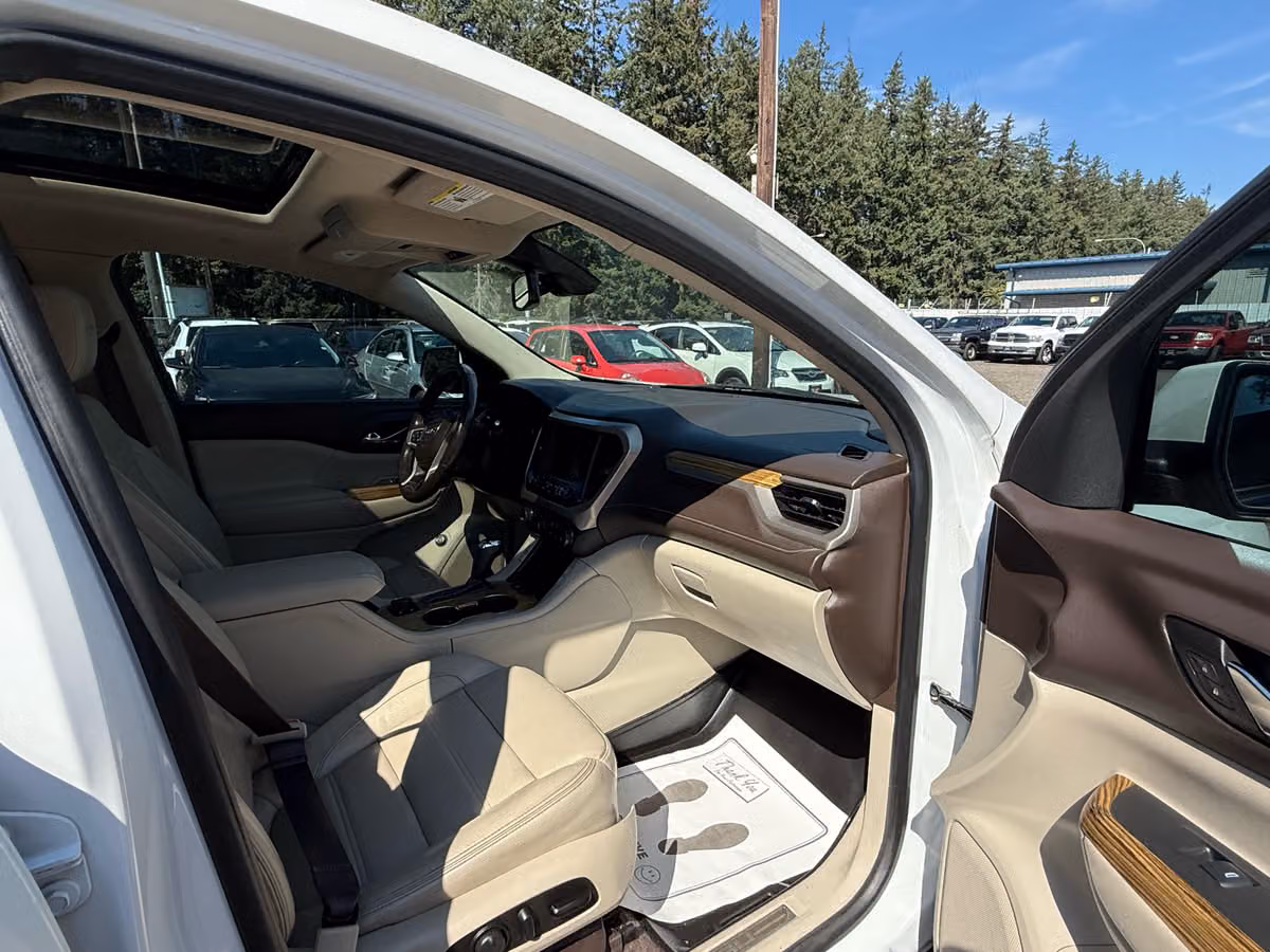 2017 GMC Acadia Denali Image 13