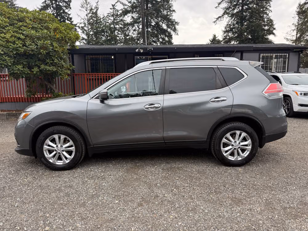 2015 Nissan Rogue SV Crossover Lower Image 3
