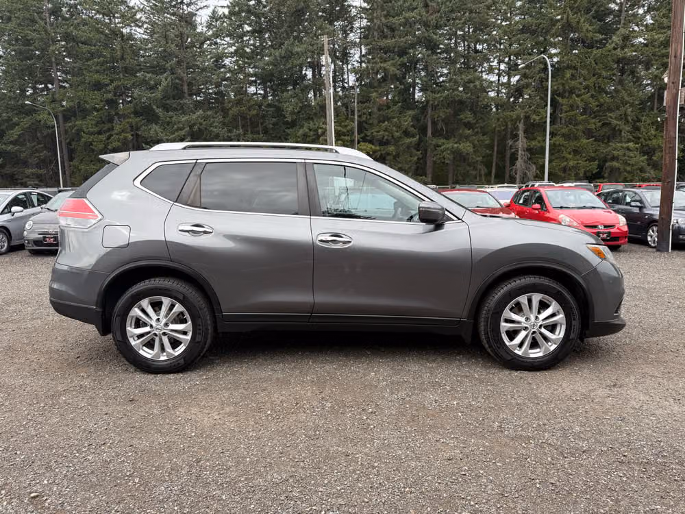 2015 Nissan Rogue SV Crossover Image 1