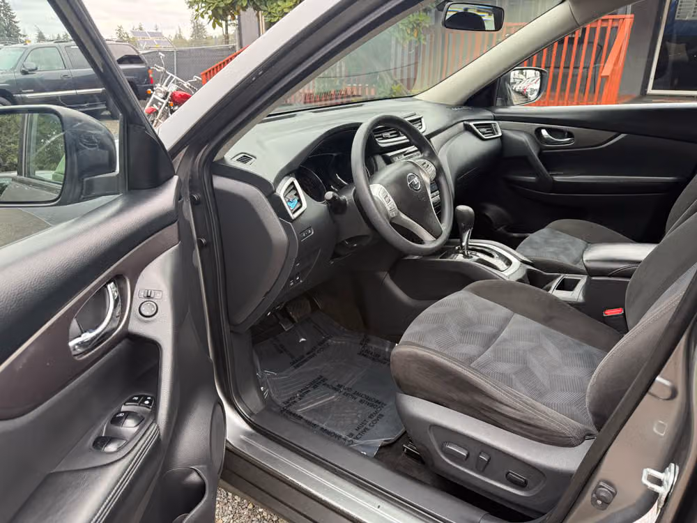 2015 Nissan Rogue SV Crossover Image 9