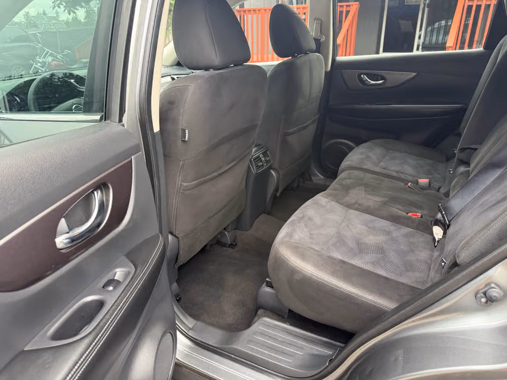 2015 Nissan Rogue SV Crossover Image 10