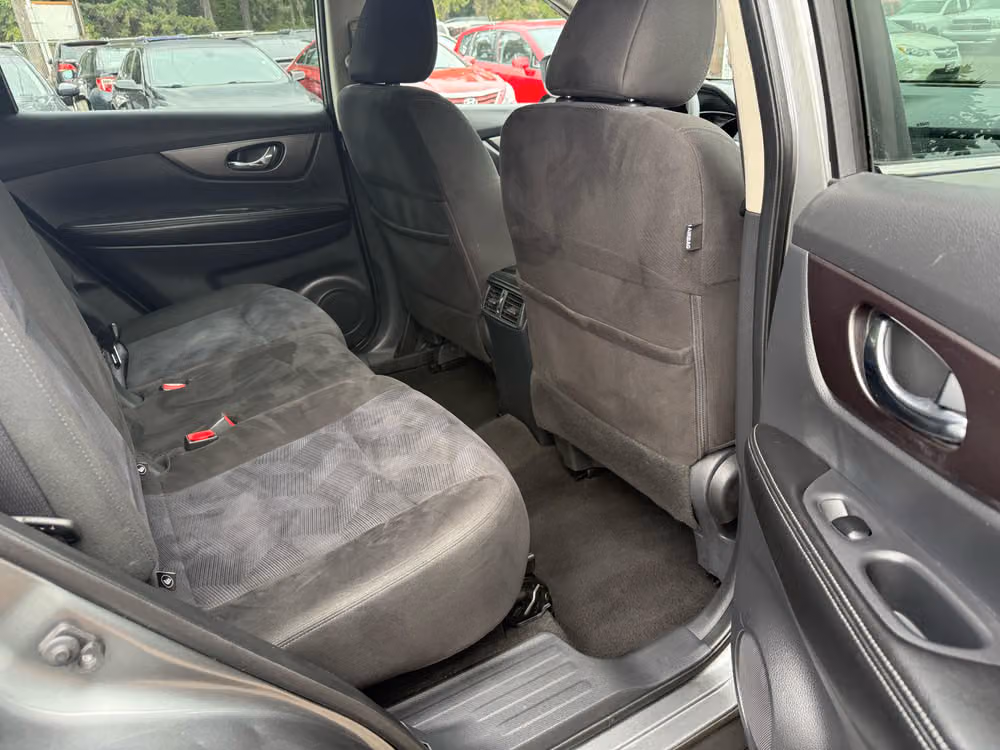 2015 Nissan Rogue SV Crossover Image 12