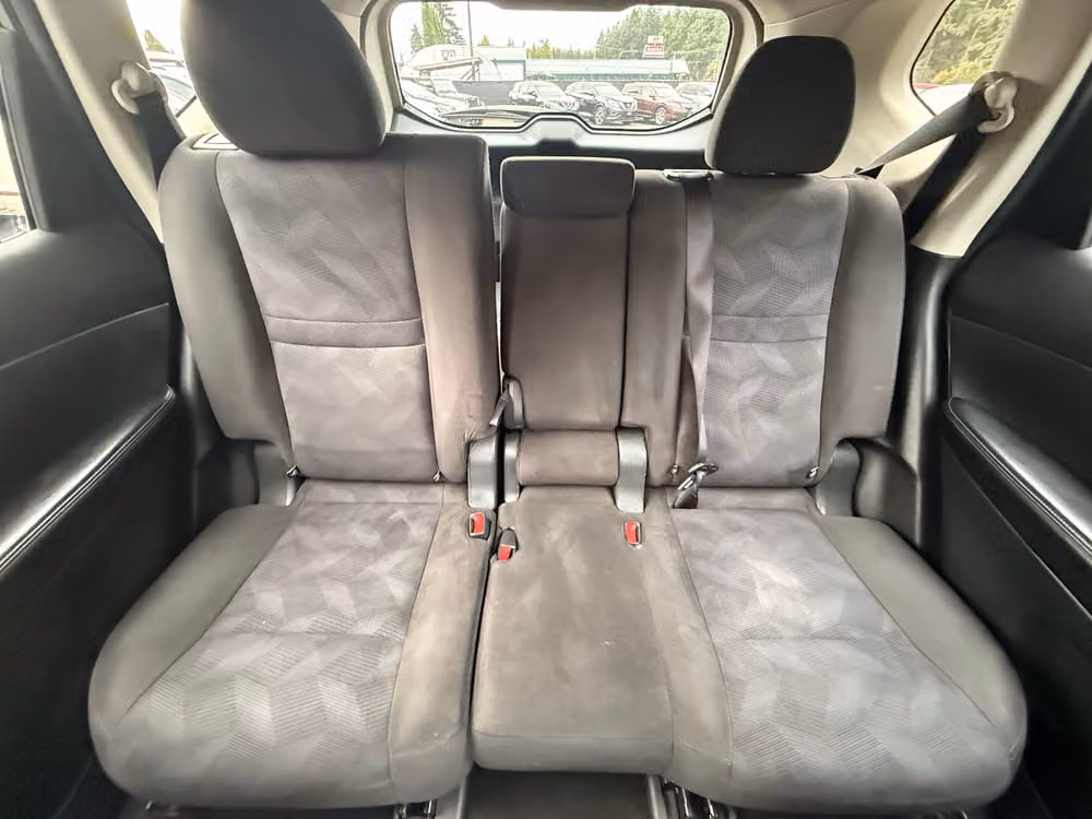 2015 Nissan Rogue SV Crossover Image 16