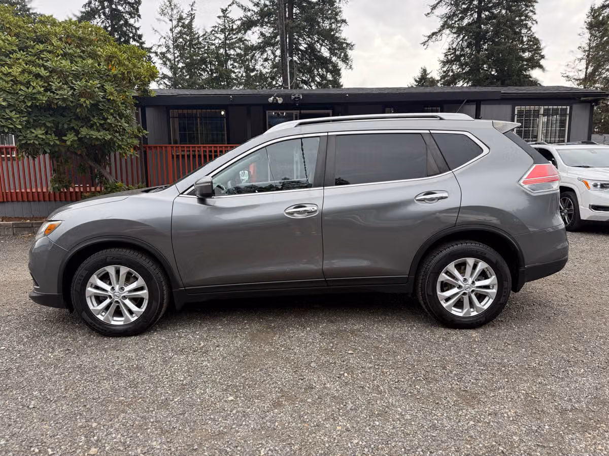 2015 Nissan Rogue SV Crossover Image 5