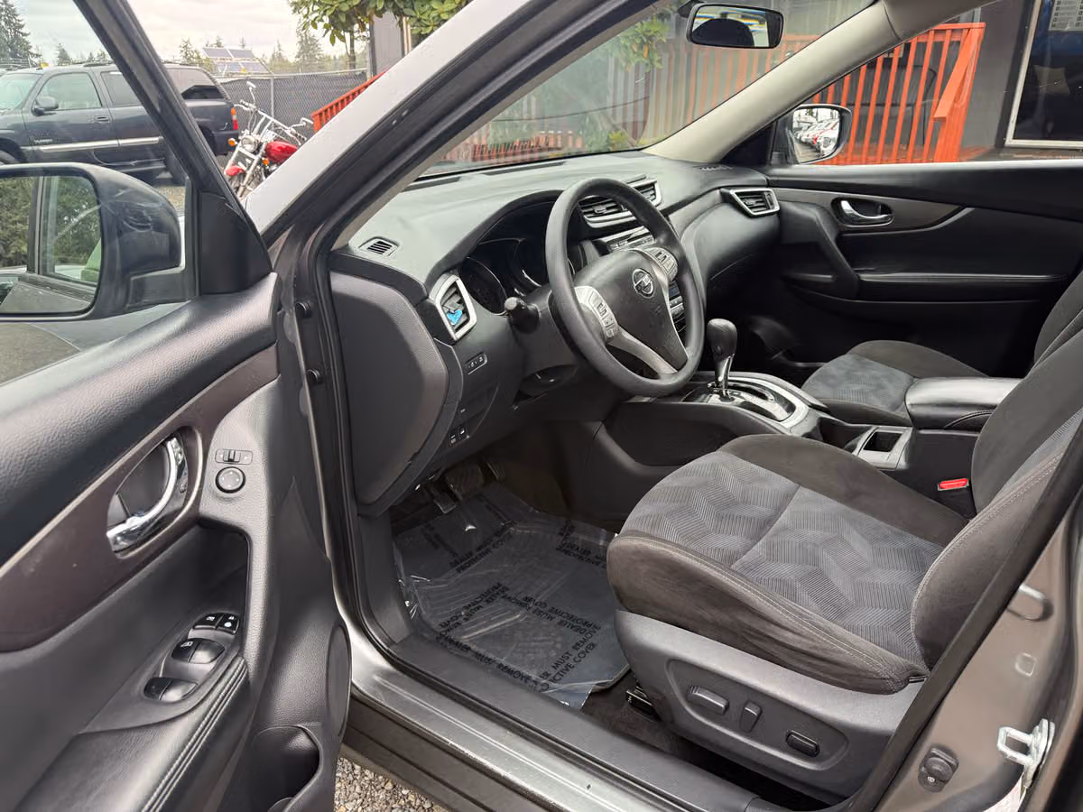 2015 Nissan Rogue SV Crossover Image 9