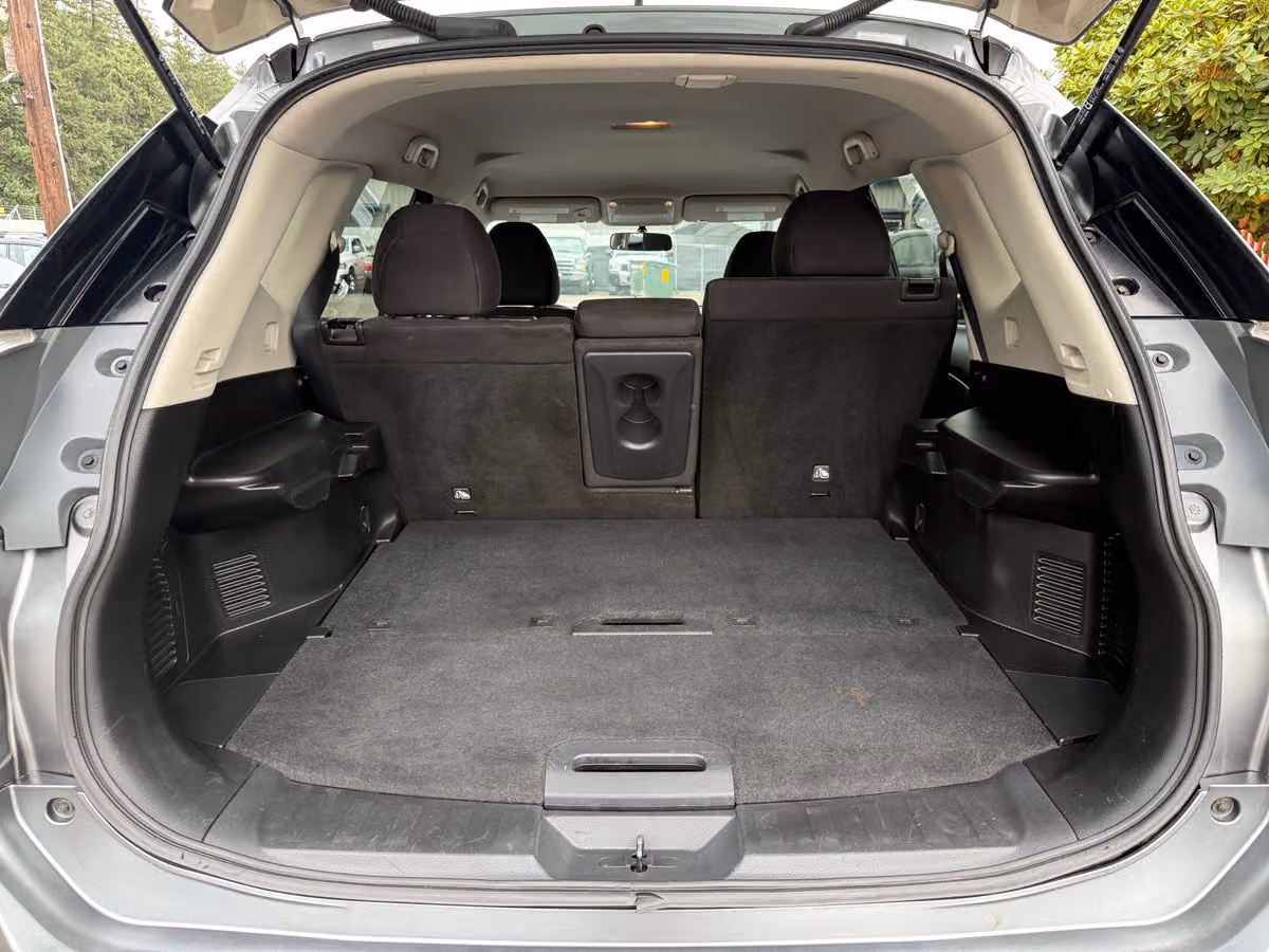 2015 Nissan Rogue SV Crossover Image 11