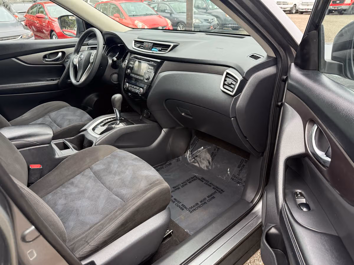 2015 Nissan Rogue SV Crossover Image 13