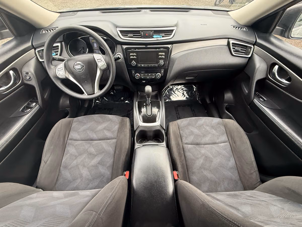 2015 Nissan Rogue SV Crossover Image 14