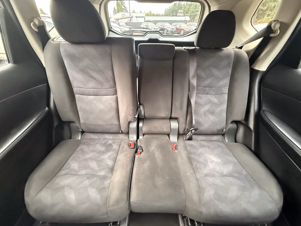 2015 Nissan Rogue SV Crossover Image 16