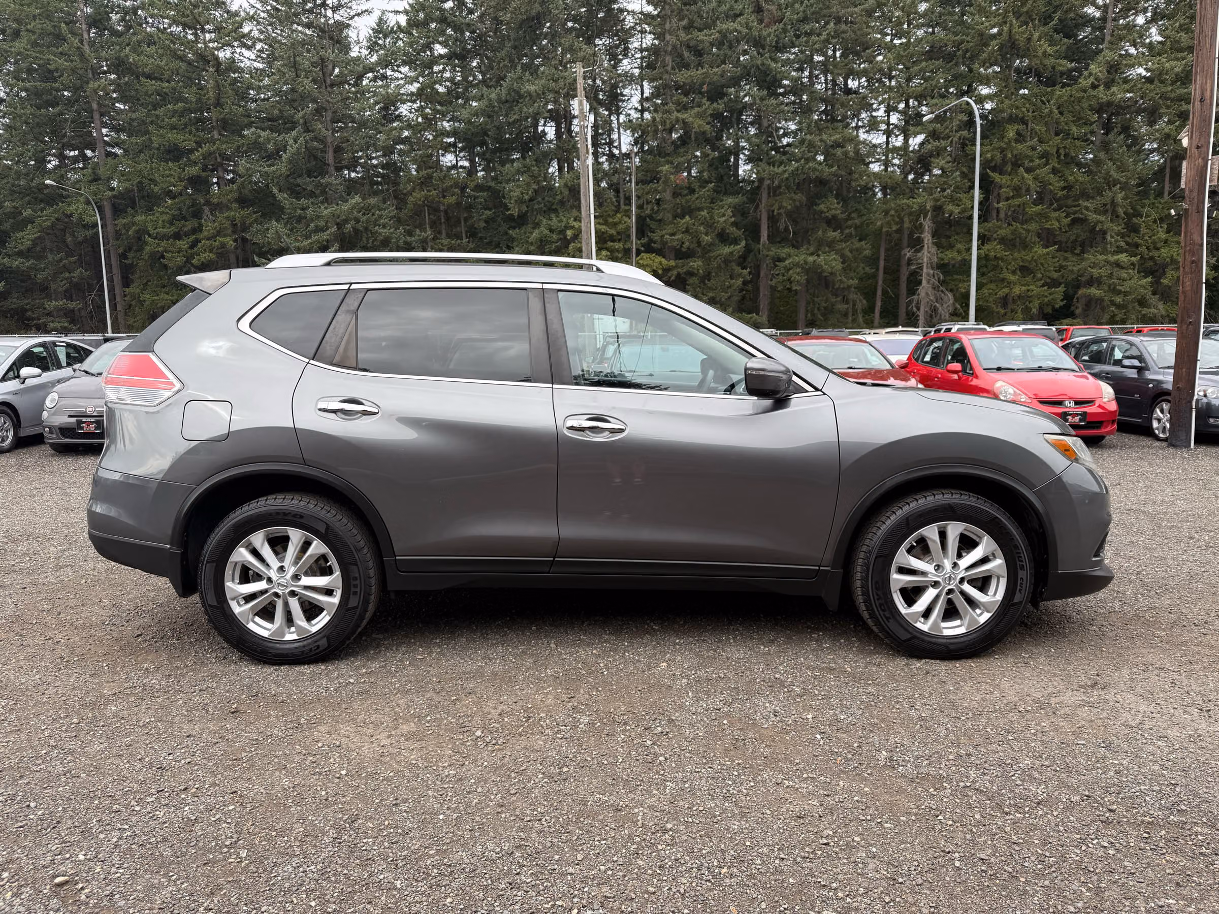 2015 Nissan Rogue SV Crossover Image 1
