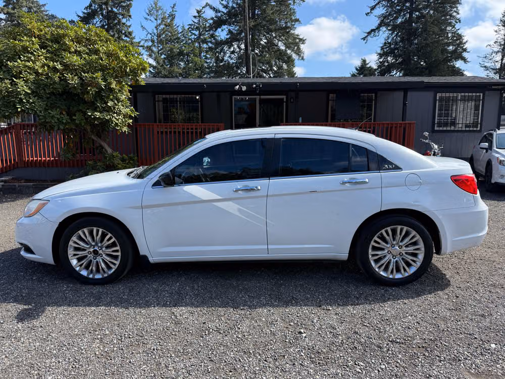 2011 Chrysler 200 Limited Image 5