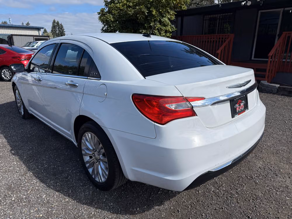 2011 Chrysler 200 Limited Image 6