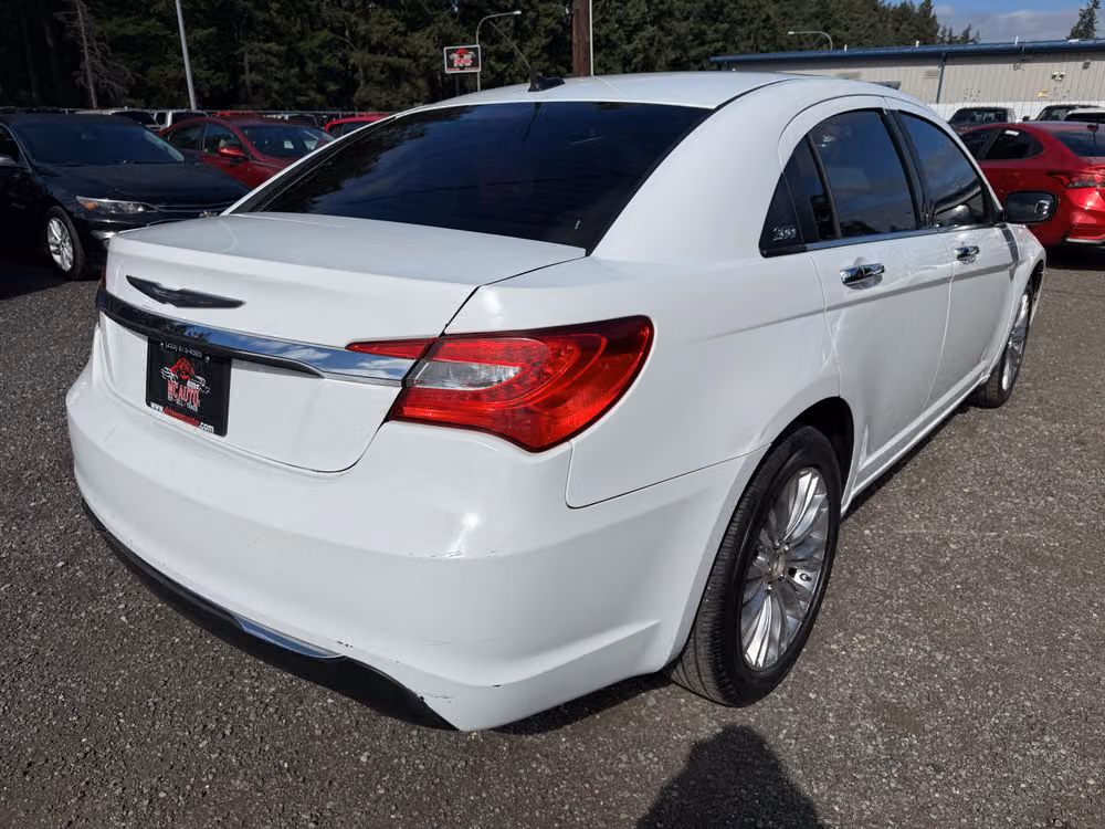 2011 Chrysler 200 Limited Image 8