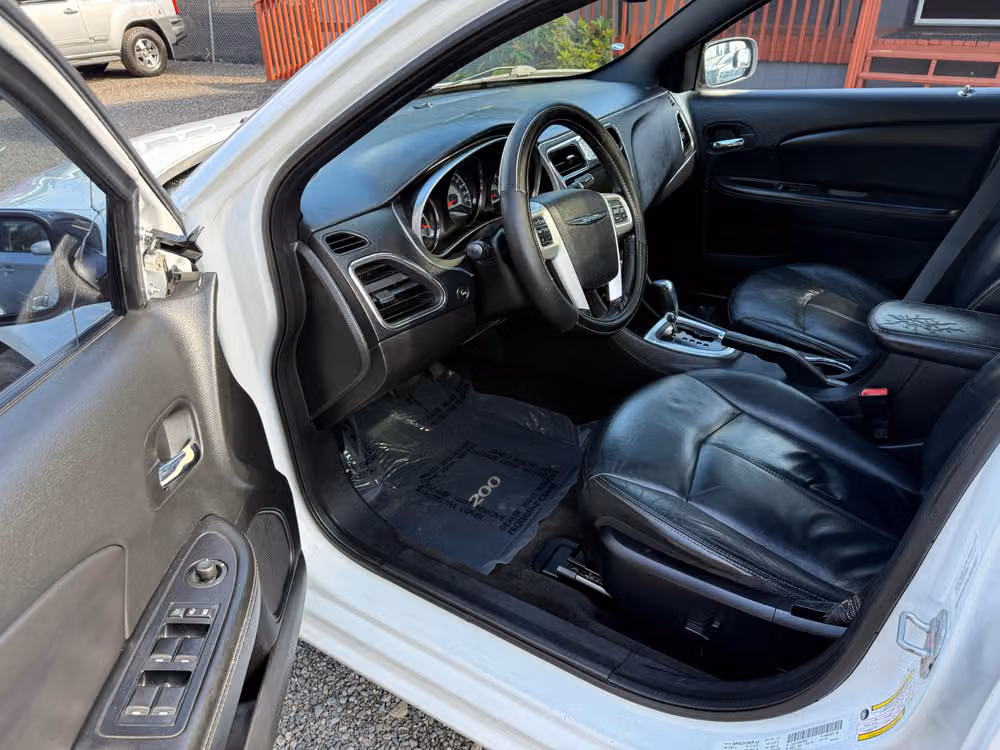 2011 Chrysler 200 Limited Image 9