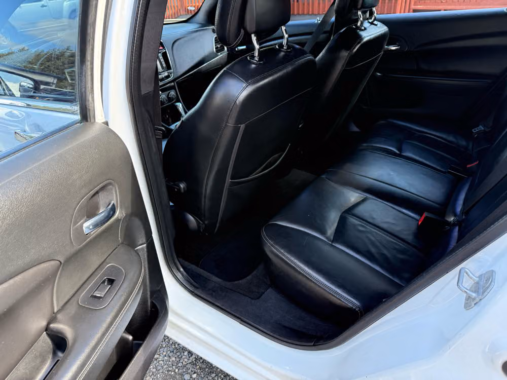 2011 Chrysler 200 Limited Image 10