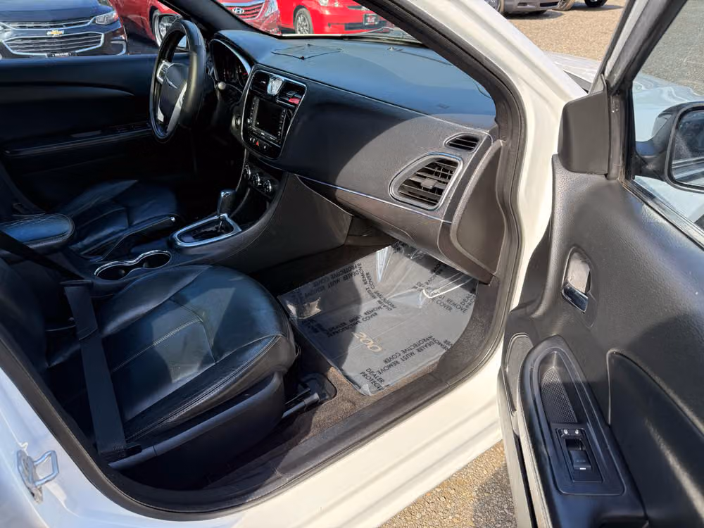 2011 Chrysler 200 Limited Image 12