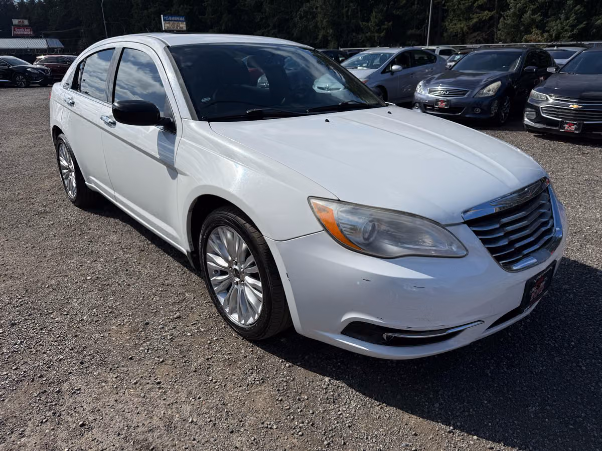 2011 Chrysler 200 Limited Image 2