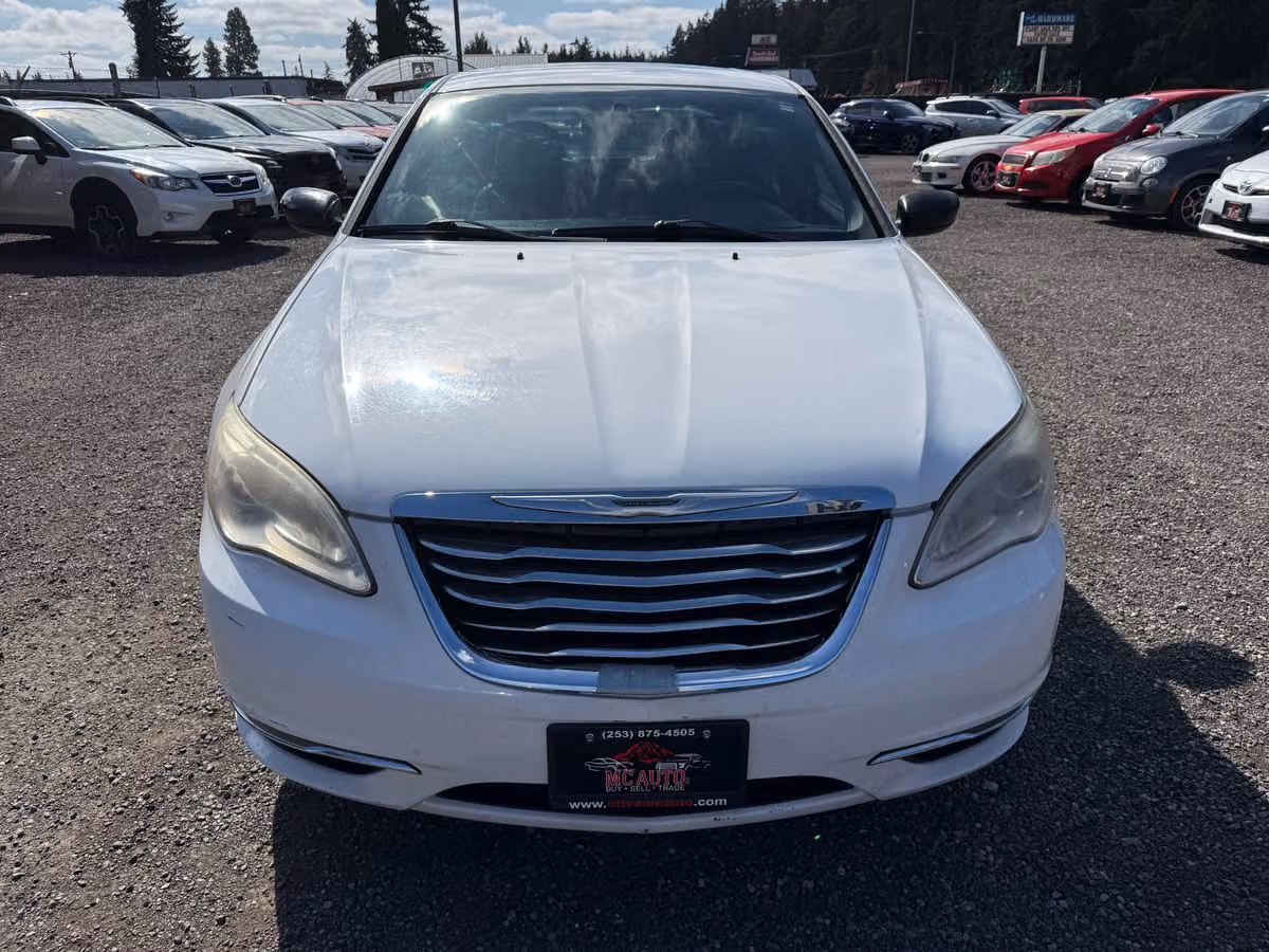 2011 Chrysler 200 Limited Image 3