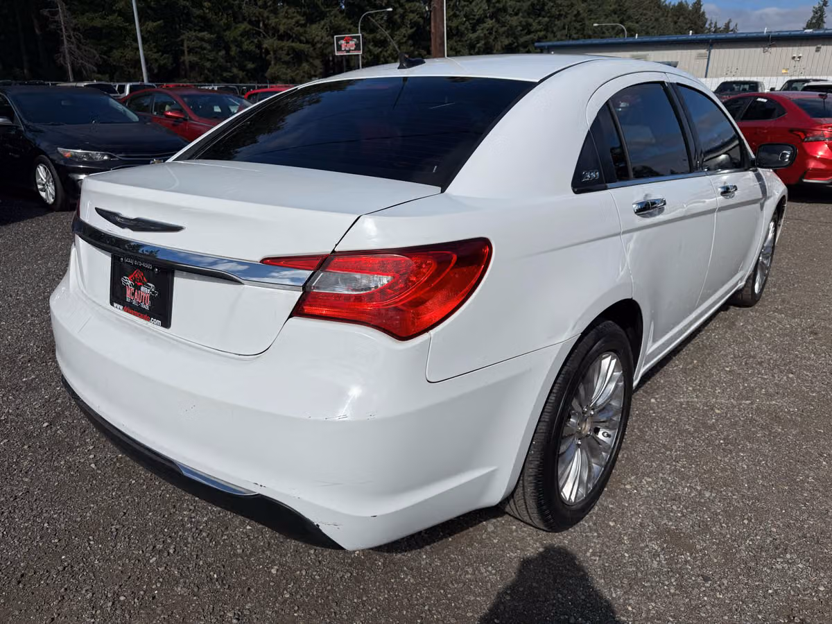 2011 Chrysler 200 Limited Image 8