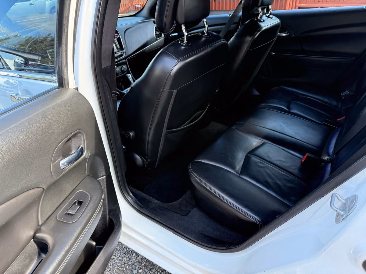 2011 Chrysler 200 Limited Image 10