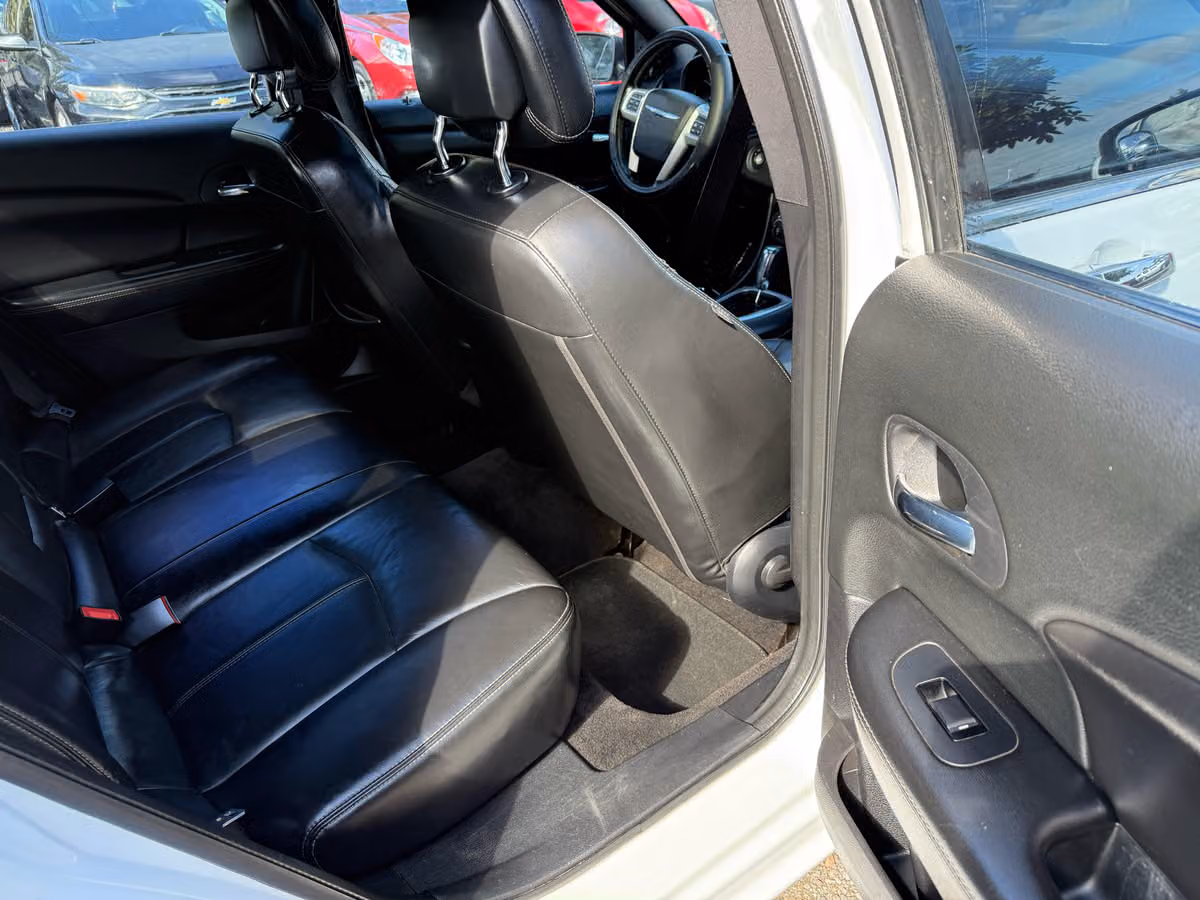 2011 Chrysler 200 Limited Image 11