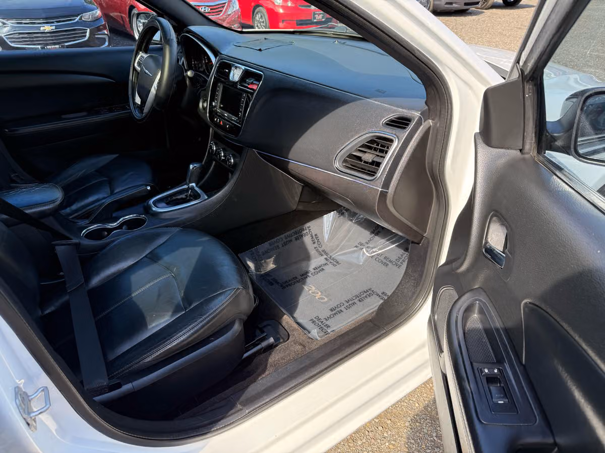 2011 Chrysler 200 Limited Image 12