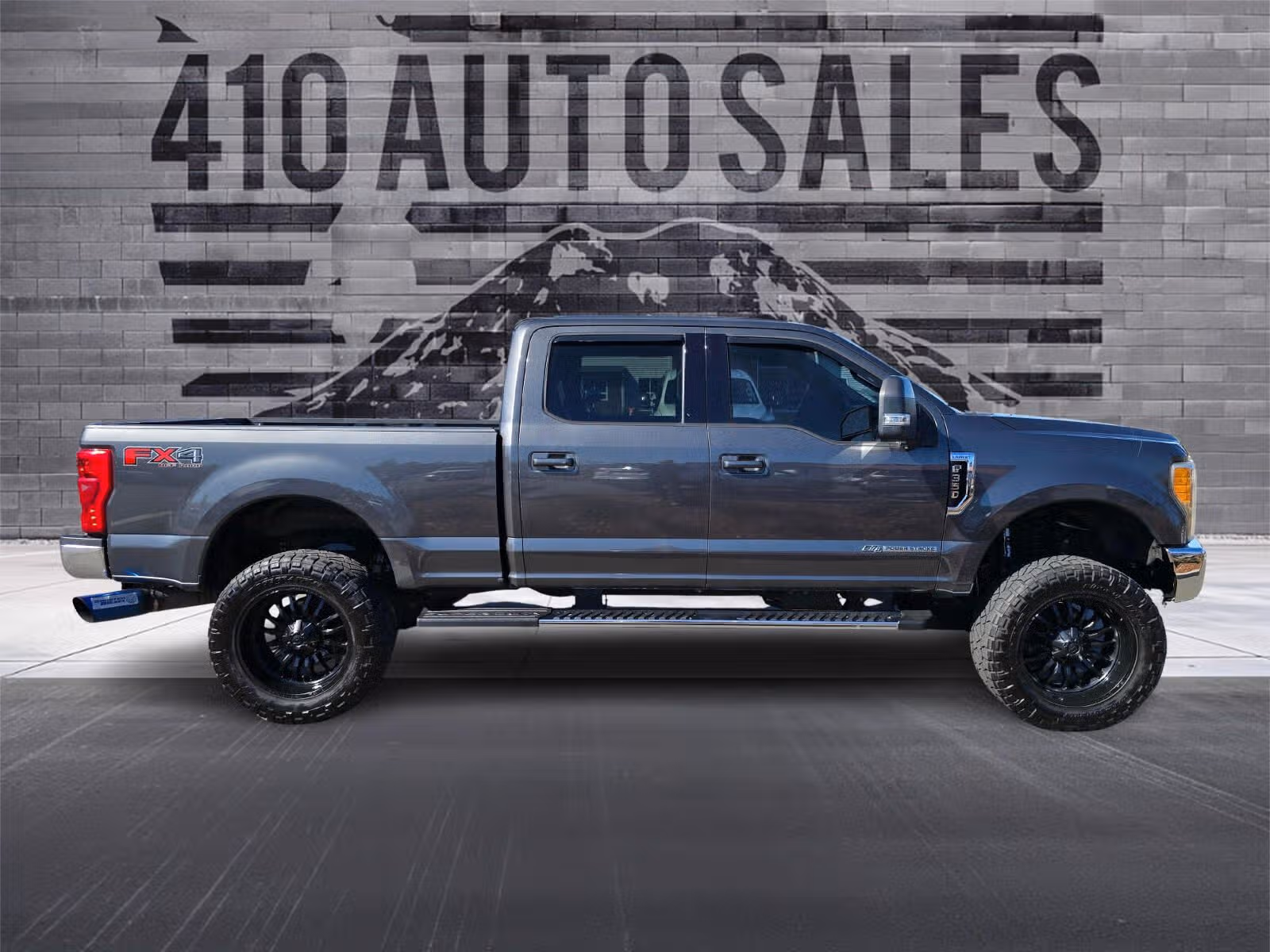 2017 Ford F-350 Super Duty Lariat Upper Image 2