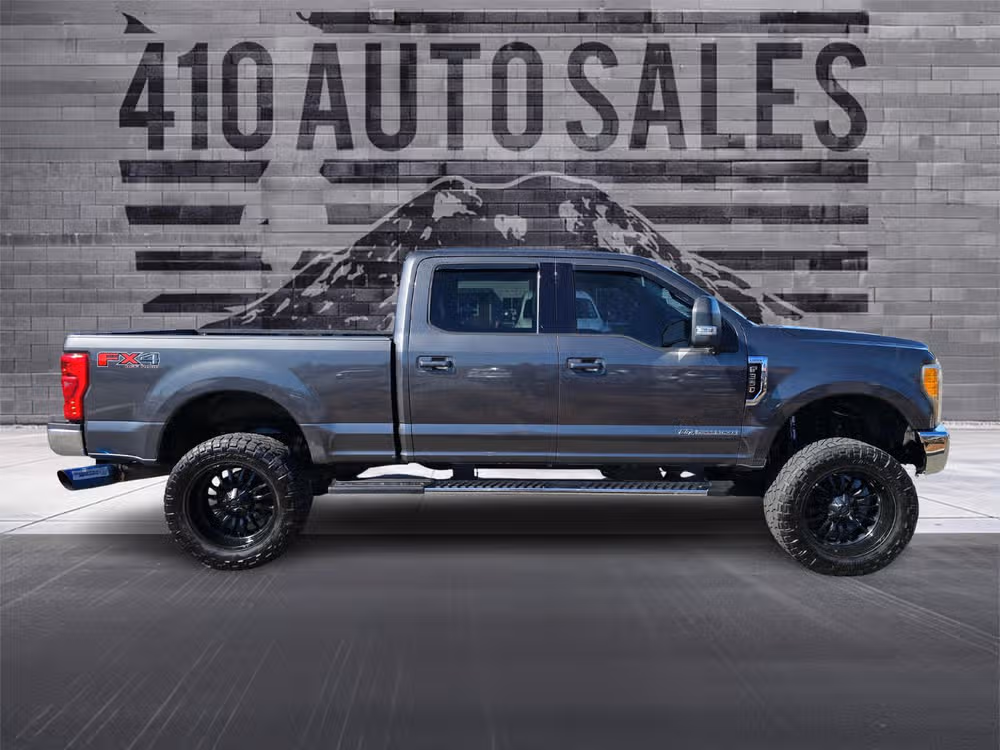 2017 Ford F-350 Super Duty Lariat Image 2