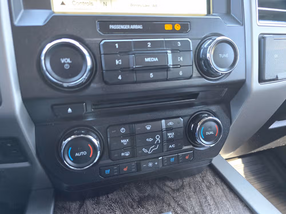 2017 Ford F-350 Super Duty Lariat Image 22