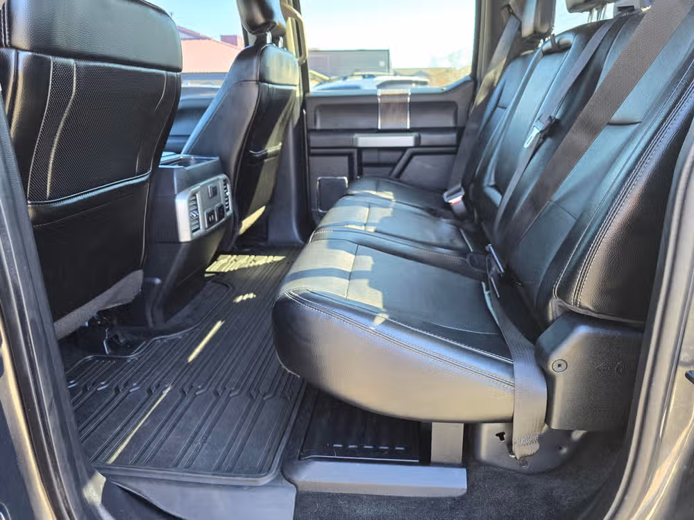 2017 Ford F-350 Super Duty Lariat Image 32