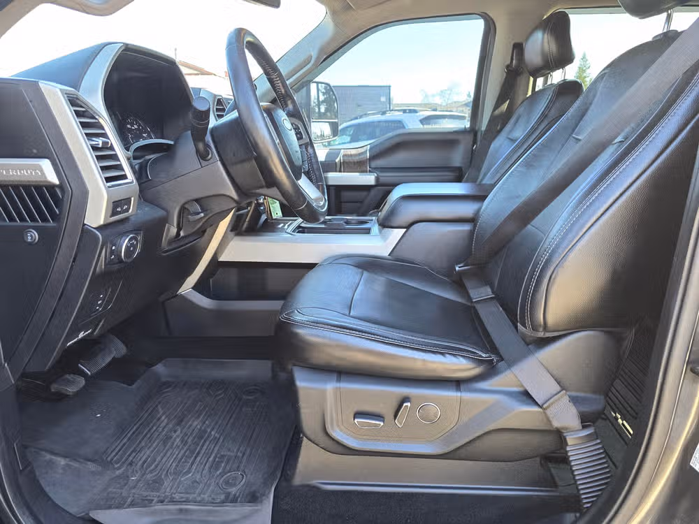 2017 Ford F-350 Super Duty Lariat Image 30
