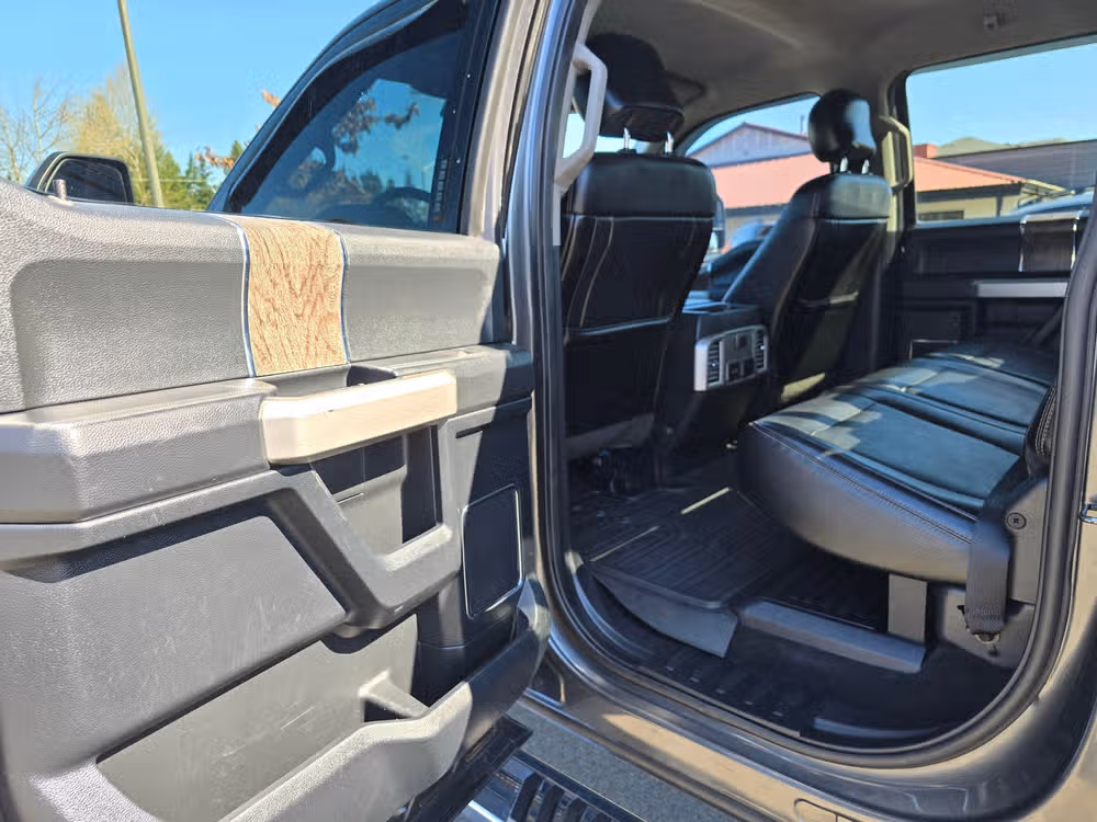 2017 Ford F-350 Super Duty Lariat Image 31