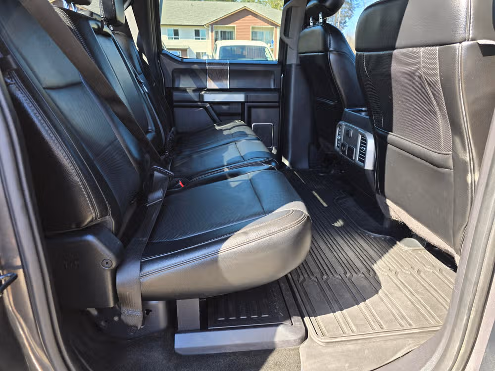 2017 Ford F-350 Super Duty Lariat Image 33
