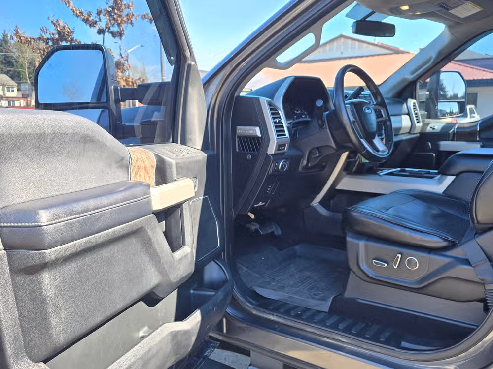 2017 Ford F-350 Super Duty Lariat Image 27