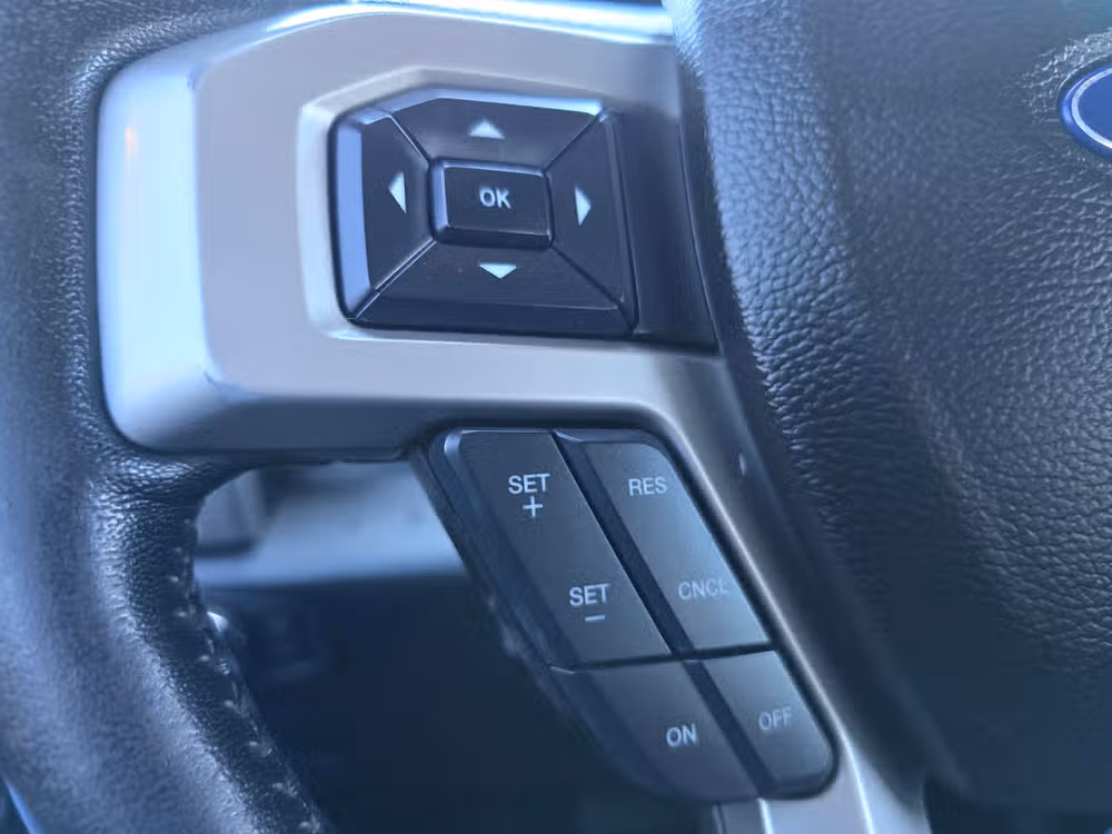 2017 Ford F-350 Super Duty Lariat Image 24