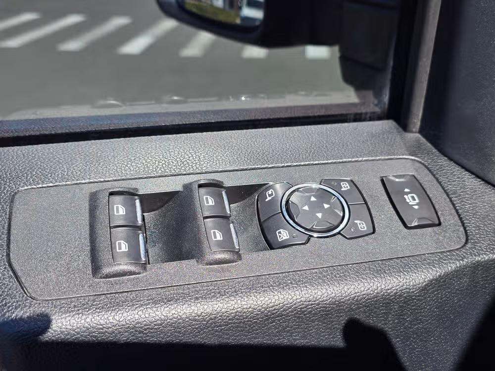 2017 Ford F-350 Super Duty Lariat Image 28