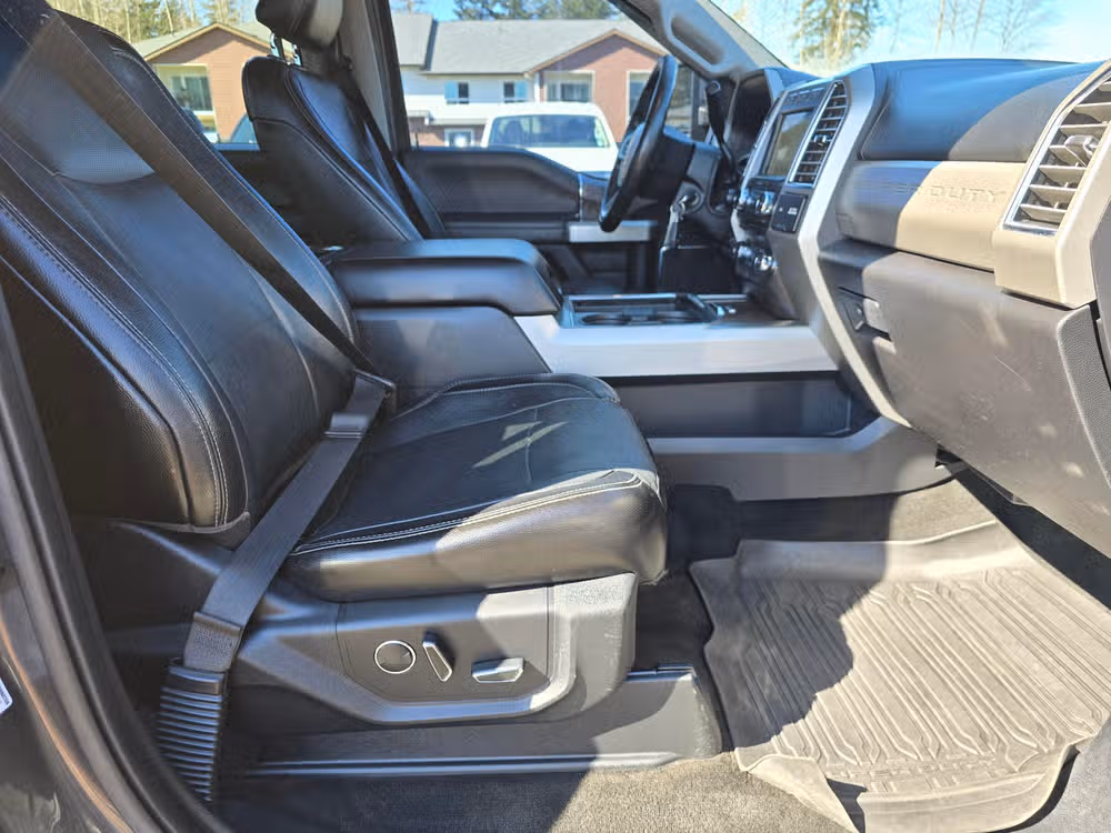 2017 Ford F-350 Super Duty Lariat Image 34