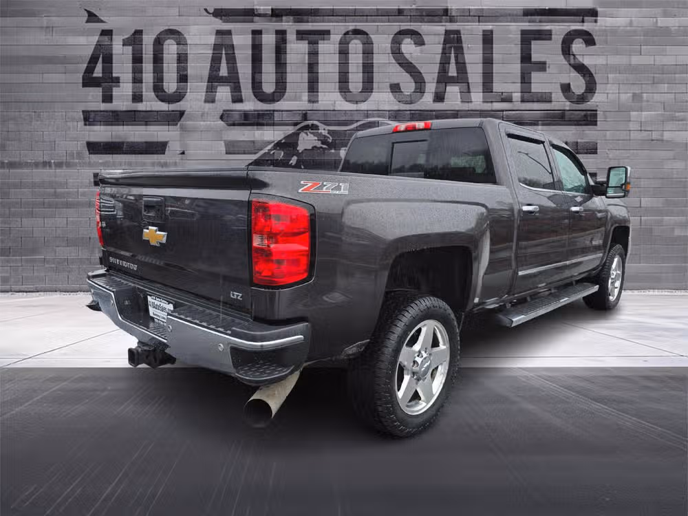 2015 Chevrolet Silverado 2500HD LTZ Crew Cab Image 3