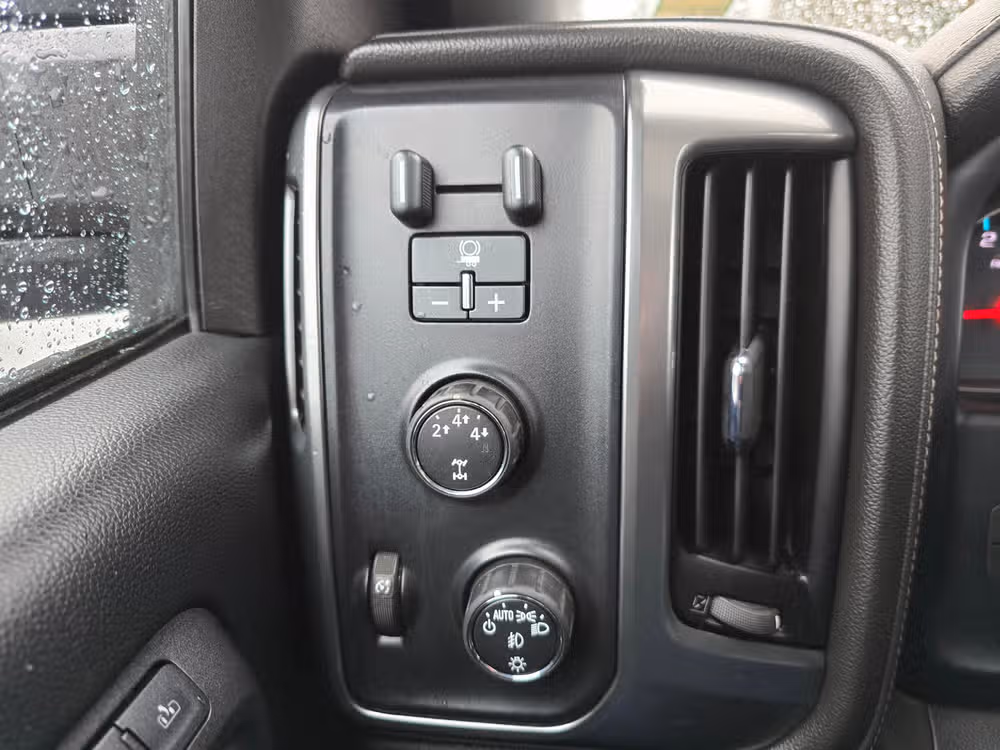 2015 Chevrolet Silverado 2500HD LTZ Crew Cab Image 28