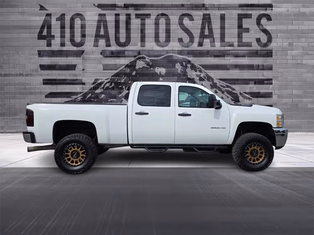 2014 Chevrolet Silverado 2500HD LT Crew Cab Image 2