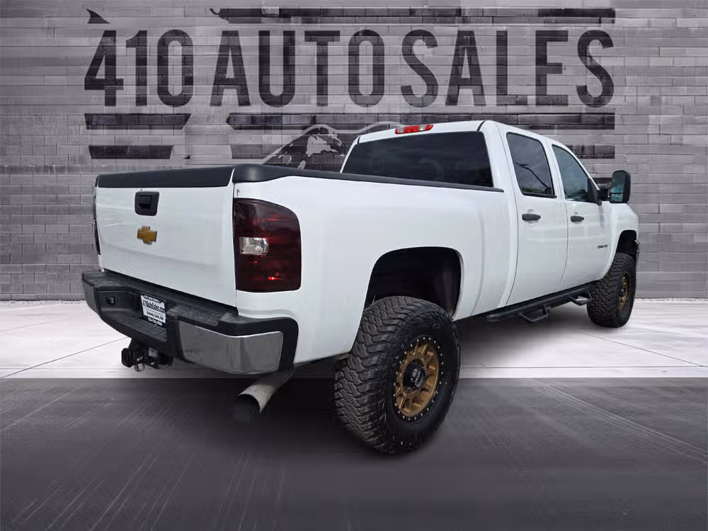 2014 Chevrolet Silverado 2500HD LT Crew Cab Image 3