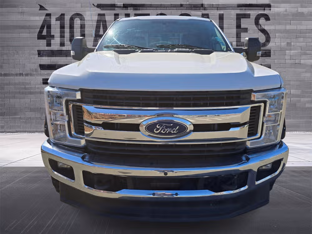 2019 Ford F-350 Super Duty XLT Lower Image 3