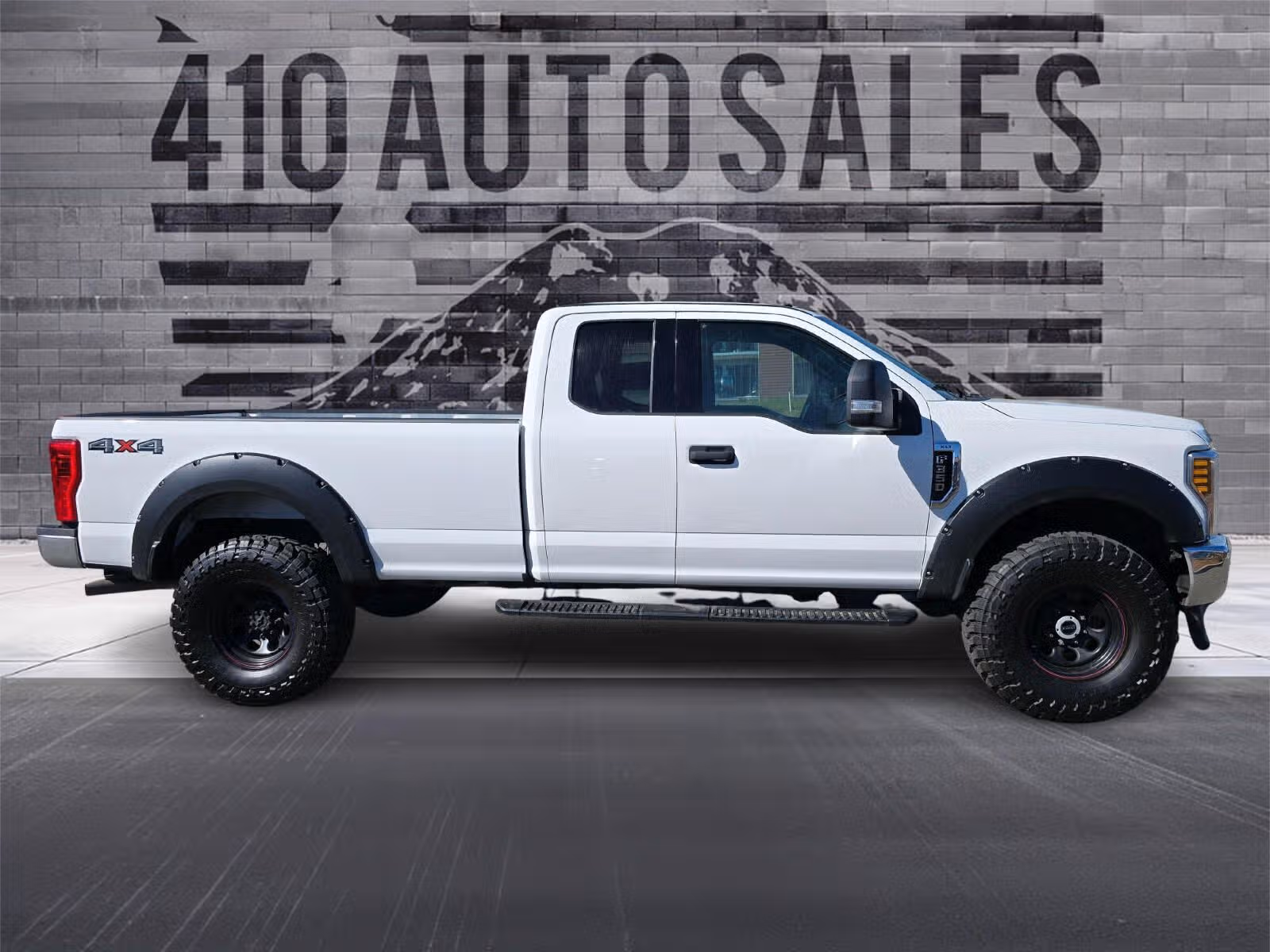 2019 Ford F-350 Super Duty XLT Upper Image 2